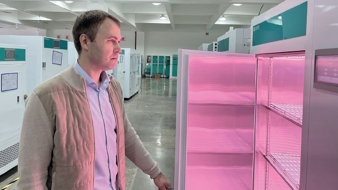 Р. А. Зотов на заводе, выпускающем современные климатические камеры Р. А. Зотов на заводе, выпускающем современные климатические камеры
